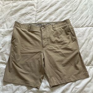 CALLAWAY men’s tan golf shorts.